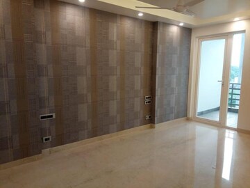 Room in 4 BHK Builder Floor at DLF Building 10, Dlf Phase ii – for Rent