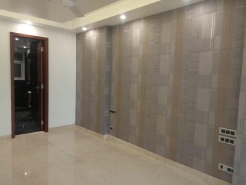 Room in 4 BHK Builder Floor at DLF Building 10, Dlf Phase ii – for Rent