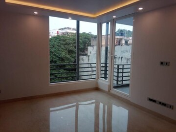 Room in 4 BHK Builder Floor at DLF Building 10, Dlf Phase ii – for Rent