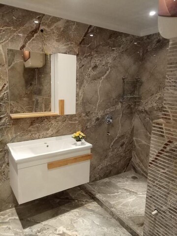 Bathroom in 4 BHK Builder Floor at DLF Building 10, Dlf Phase ii – for Rent