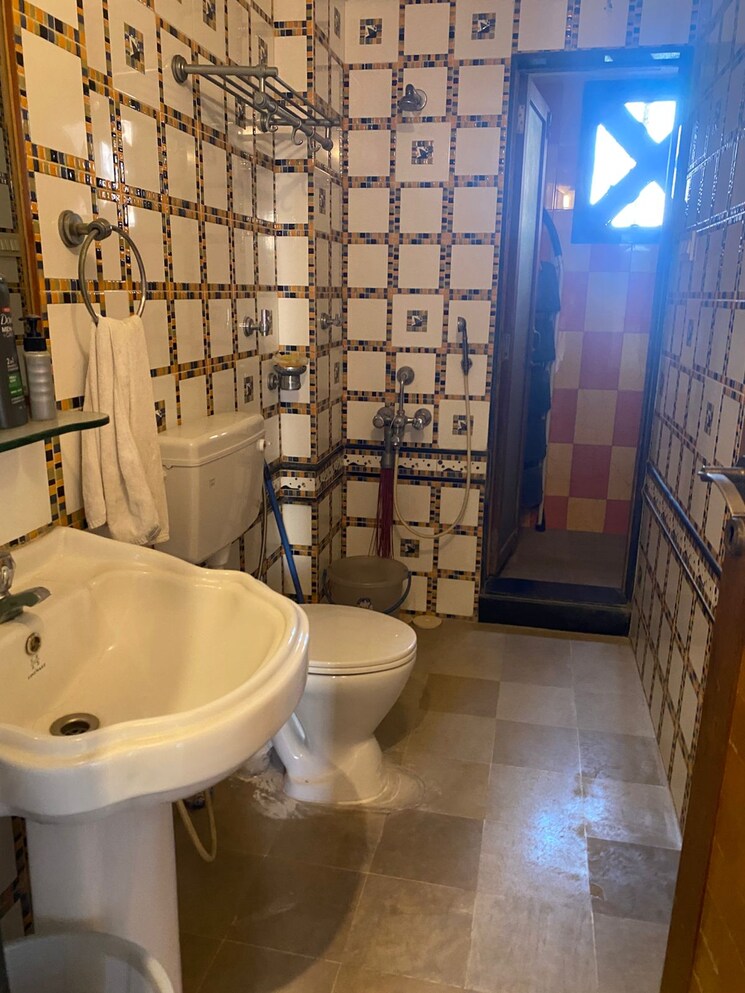 Bathroom, hiranandani-gardens-eternia 2 Bedroom 900 Sq.Ft. Apartment In Powai Mumbai 8152143