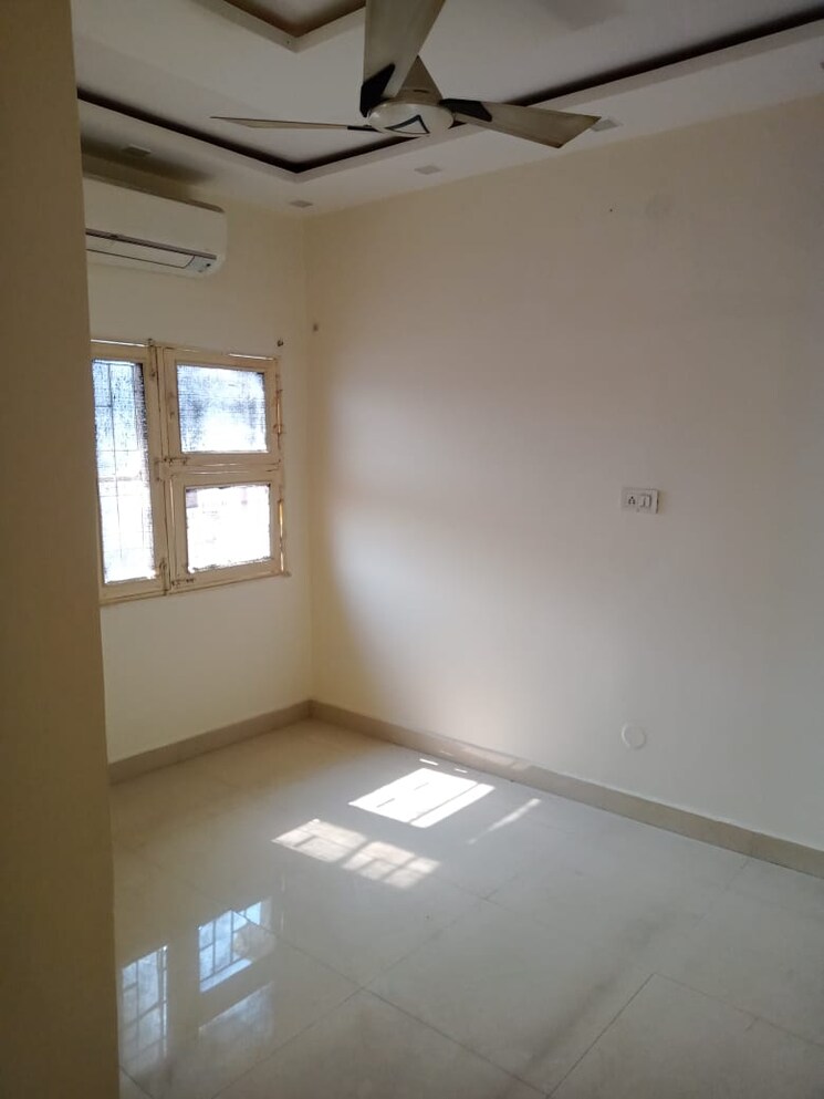 Room, paschim vihar 2.5 Bedroom 100 Sq.Yd. Apartment In Paschim Vihar Delhi 8152206