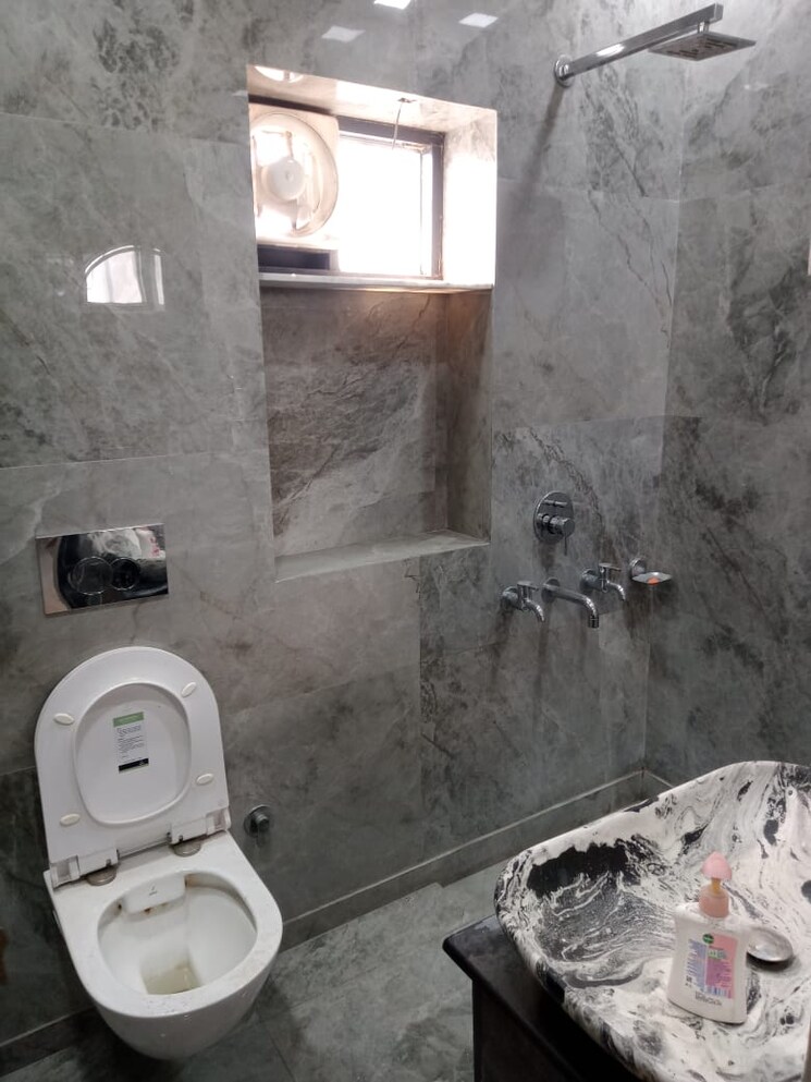 Bathroom, paschim vihar 2.5 Bedroom 100 Sq.Yd. Apartment In Paschim Vihar Delhi 8152206