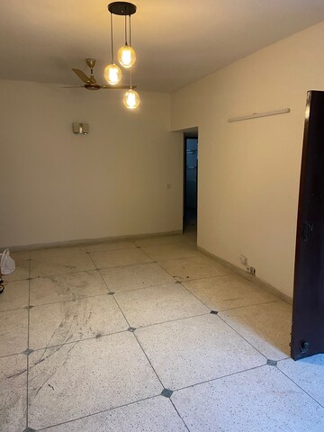 Room in 3 BHK Builder Floor at Unitech South City II, Sector 50 – for Rent