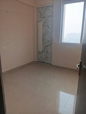 Room in 2.5 BHK Apartment at Amrapali Golf Homes, Sector 4 Greater Noida – for Rent