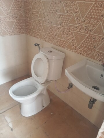 Bathroom in 2.5 BHK Apartment at Amrapali Golf Homes, Sector 4 Greater Noida – for Rent