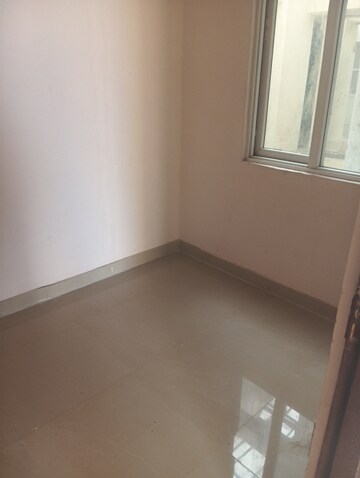 Room in 2.5 BHK Apartment at Amrapali Golf Homes, Sector 4 Greater Noida – for Rent