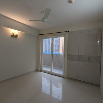Room in 2 BHK Apartment at Tata Eureka Park, Sector 150 – for Rent