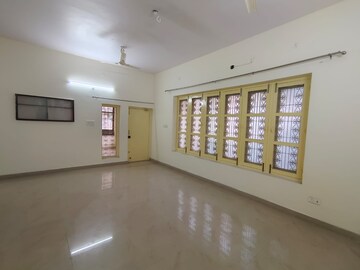 Room in 2 BHK Apartment at Gomti Nagar – for Rent