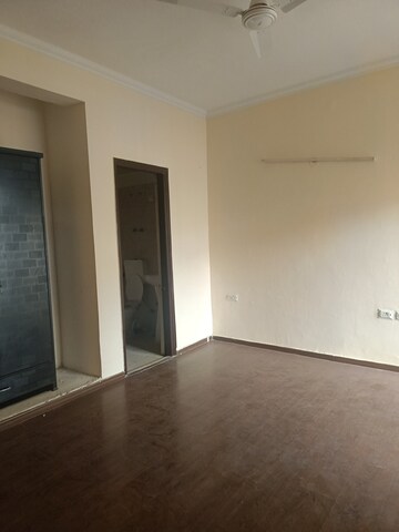 Room in 2 BHK Apartment at Amrapali Silicon City, Sector 76 – for Rent