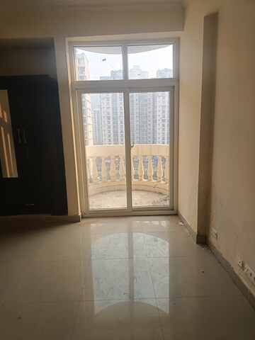 Room in 2 BHK Apartment at Amrapali Silicon City, Sector 76 – for Rent