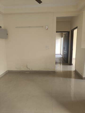 Room in 2 BHK Apartment at Amrapali Silicon City, Sector 76 – for Rent