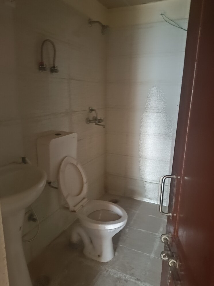 Bathroom, amrapali-silicon-city 2 Bedroom 1075 Sq.Ft. Apartment In Sector 76 Noida 8152358