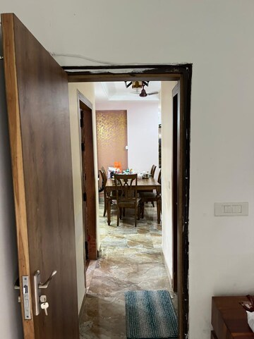 Room in 3 BHK Apartment at Amrapali Silicon City, Sector 76 – for Rent