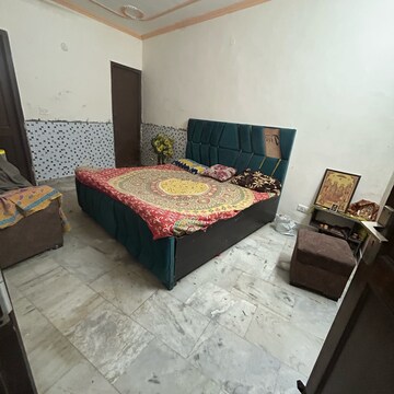 Room in 2 BHK Builder Floor at South Extension I – for Rent