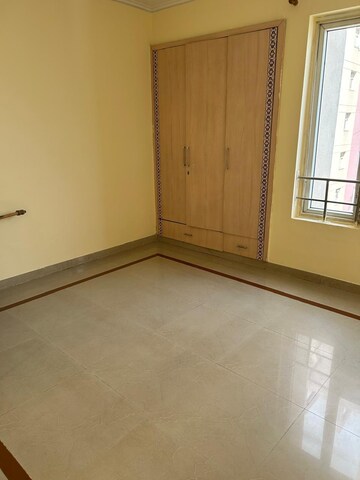 Room in 3 BHK Apartment at Orchid Petals, Sector 49 – for Rent