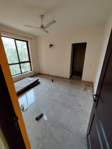 Room in 3 BHK Apartment at Unitech The Residences Gurgaon, Sector 33 – for Rent