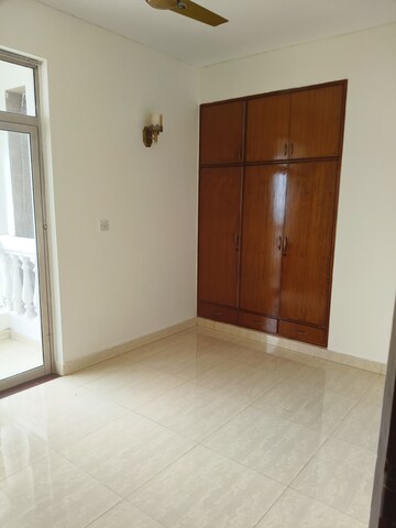 Room in 2 BHK Apartment at DLF Regency Park I, Dlf Phase iv – for Rent