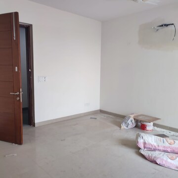 Room in 3 BHK Apartment at Emaar Emerald Estate, Sector 65 – for Rent