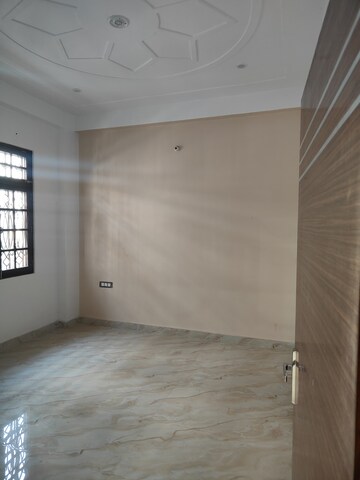 Room in 3 BHK Apartment at Omaxe R2, Gomti Nagar – for Rent