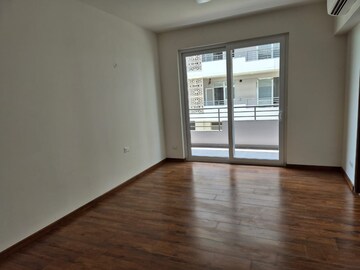 Room in 3 BHK Apartment at Emaar Emerald Floors Premier, Sector 65 – for Rent