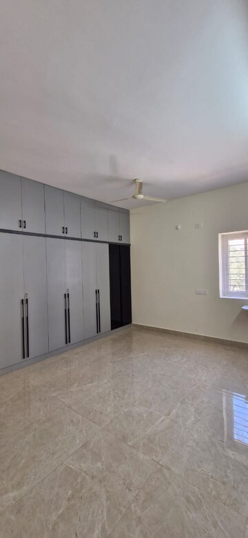 Room in 3 BHK Builder Floor at Kondapur – for Rent