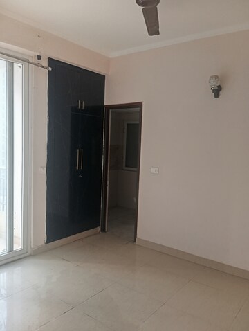 Room in 3 BHK Apartment at Amrapali Golf Homes, Sector 4, Greater Noida – for Rent