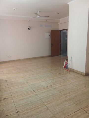 Room in 3 BHK Apartment at Amrapali Golf Homes, Sector 4, Greater Noida – for Rent