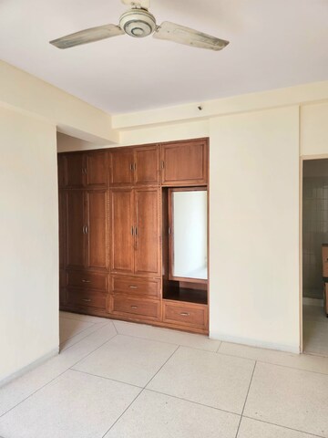 Room in 3 BHK Apartment at DLF The Carlton Estate, Dlf Phase V – for Rent