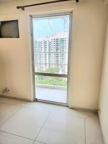Room in 3 BHK Apartment at DLF The Carlton Estate, Dlf Phase V – for Rent