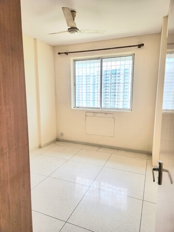 Room in 3 BHK Apartment at DLF The Carlton Estate, Dlf Phase V – for Rent