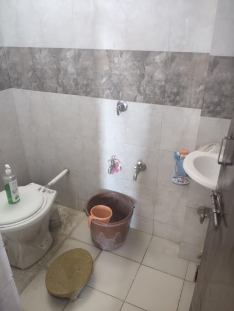 Bathroom, new ranip 2 Bedroom 110 Sq.Yd. Apartment In New Ranip Ahmedabad 8153044