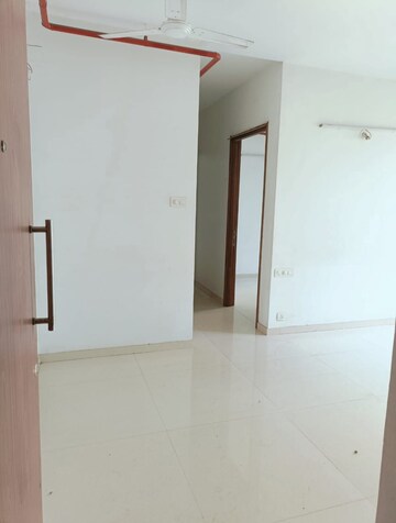 2 BHK Apartment For Rent in Kalpataru Sunrise Grande, Kolshet Road