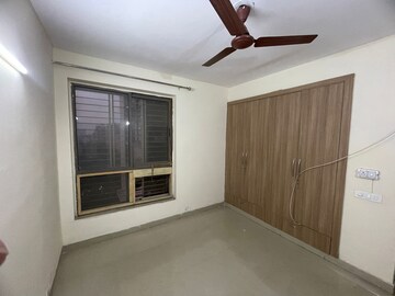 Room in 3 BHK Apartment at Unitech Uniworld Gardens 2, Sector 47 – for Rent