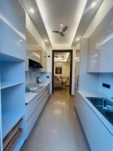 Building Lobby in 4 BHK Builder Floor at Unitech South City 1, South City 1 – for Sale
