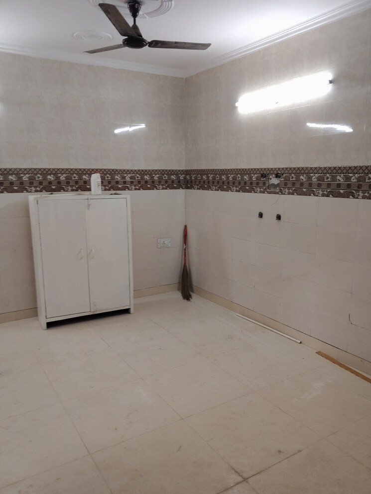 Room, rwa-apartments 6 Bedroom 162 Sq.Mt. Independent House In Sector 31 Noida 8153177