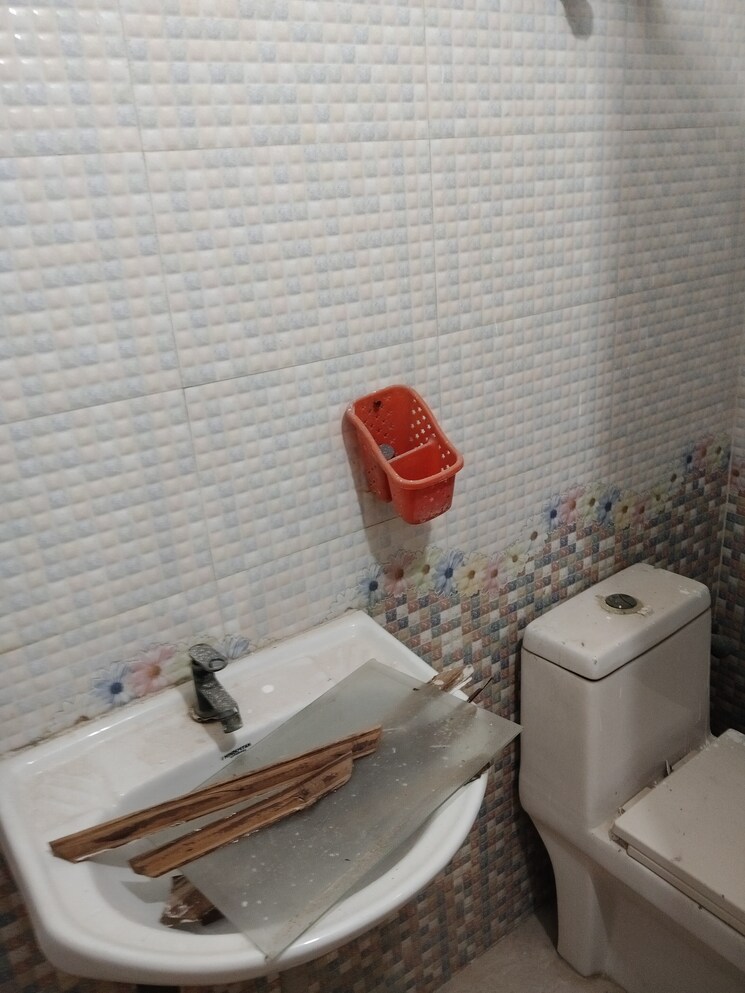 Bathroom, rwa-apartments 6 Bedroom 162 Sq.Mt. Independent House In Sector 31 Noida 8153177