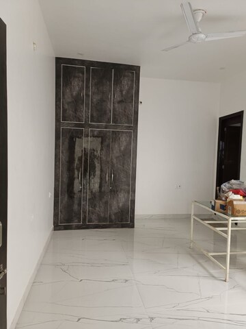 Room in 3 BHK Builder Floor at Gomti Nagar – for Rent