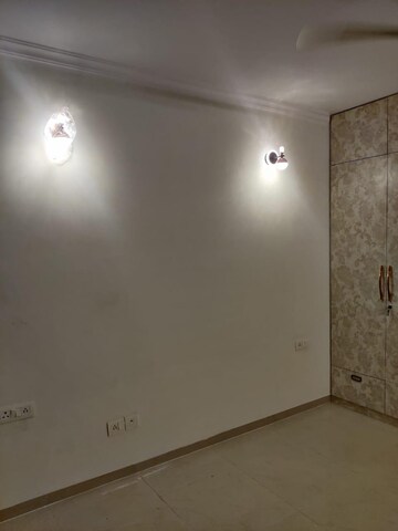 Room in 2.5 BHK Apartment at Logix Blossom County, Sector 137 – for Rent