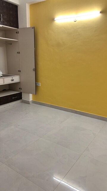 Room in 2 BHK Builder Floor at RWA Apartments Sector 116, Sector 116 – for Rent