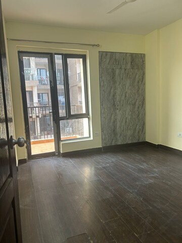 Room in 3 BHK Apartment at Logix Blossom County, Sector 137 – for Rent