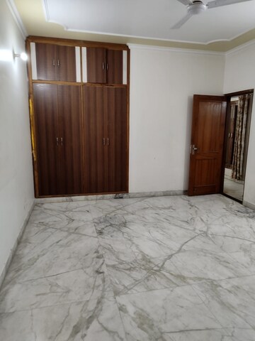 Room in 1 BHK Builder Floor at Sector 26a – for Rent