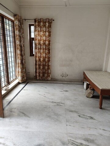Room in 1 BHK Builder Floor at Sector 26a – for Rent