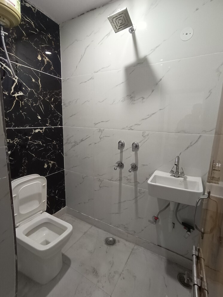 Bathroom, ramesh nagar Studio 40 Sq.Yd. Builder Floor In Ramesh Nagar Delhi 8153818