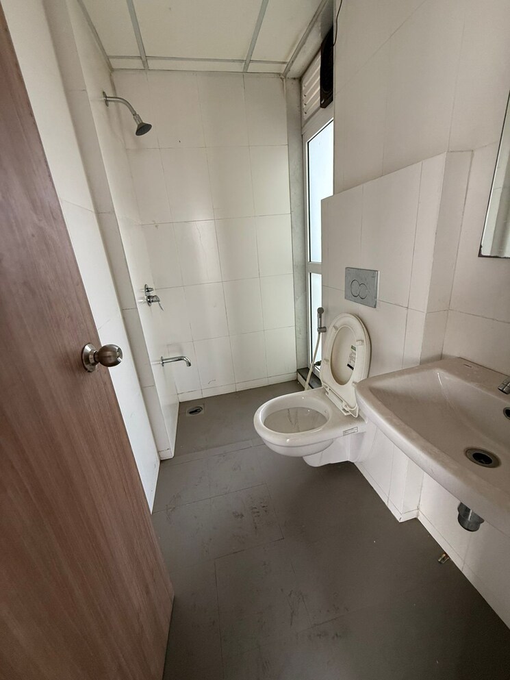 Bathroom, godrej-emerald 1.5 Bedroom 525 Sq.Ft. Apartment In Ghodbunder Road Thane 8153874