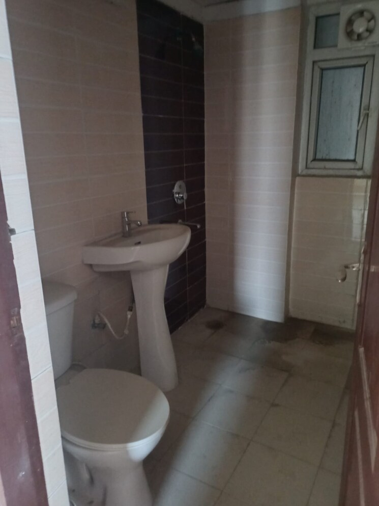 Bathroom, amrapali-zodiac 2 Bedroom 1075 Sq.Ft. Apartment In Sector 120 Noida 8153953