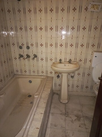 Attached Bathroom in 2 BHK Builder Floor at Sector 37 – for Rent