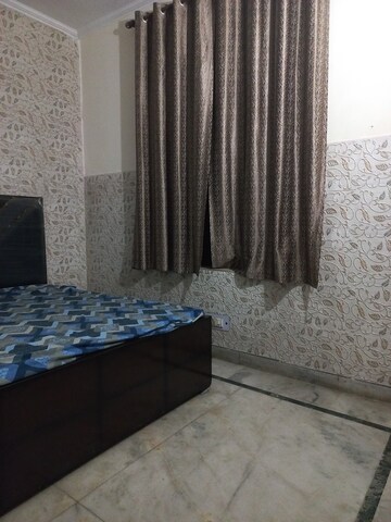 Room in 2 BHK Builder Floor at Sector 37 – for Rent
