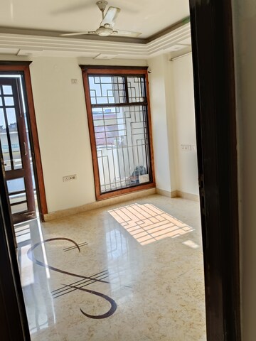 Room in 3 BHK Builder Floor at Vivek Vihar – for Rent