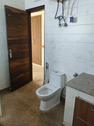 Bathroom in 4 BHK Apartment at Ardee City The Residency, Sector 52 – for Rent